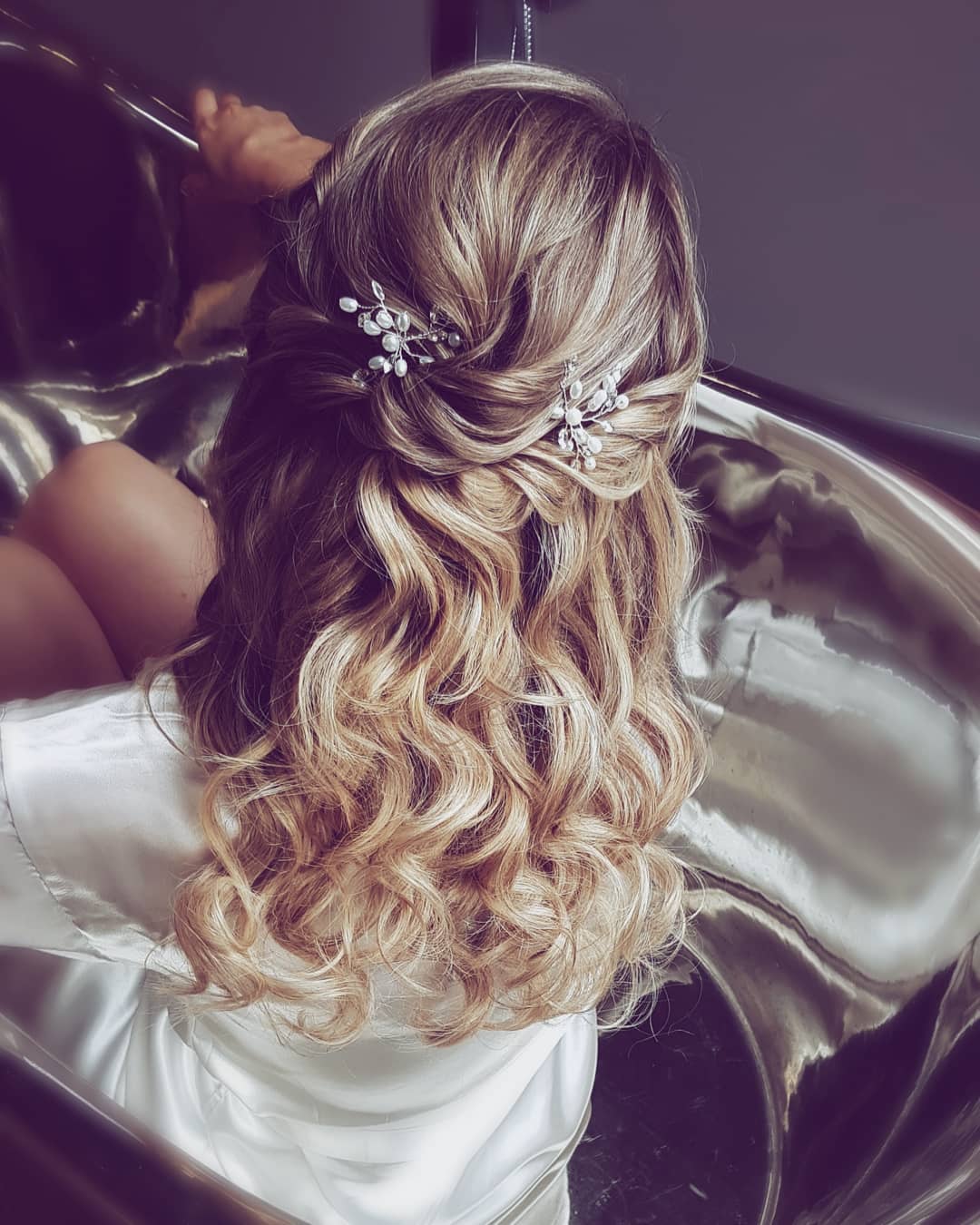 17-wavy-beauty Shoulder-length wavy hair with one side pinned back with a sparkly hair clip.
