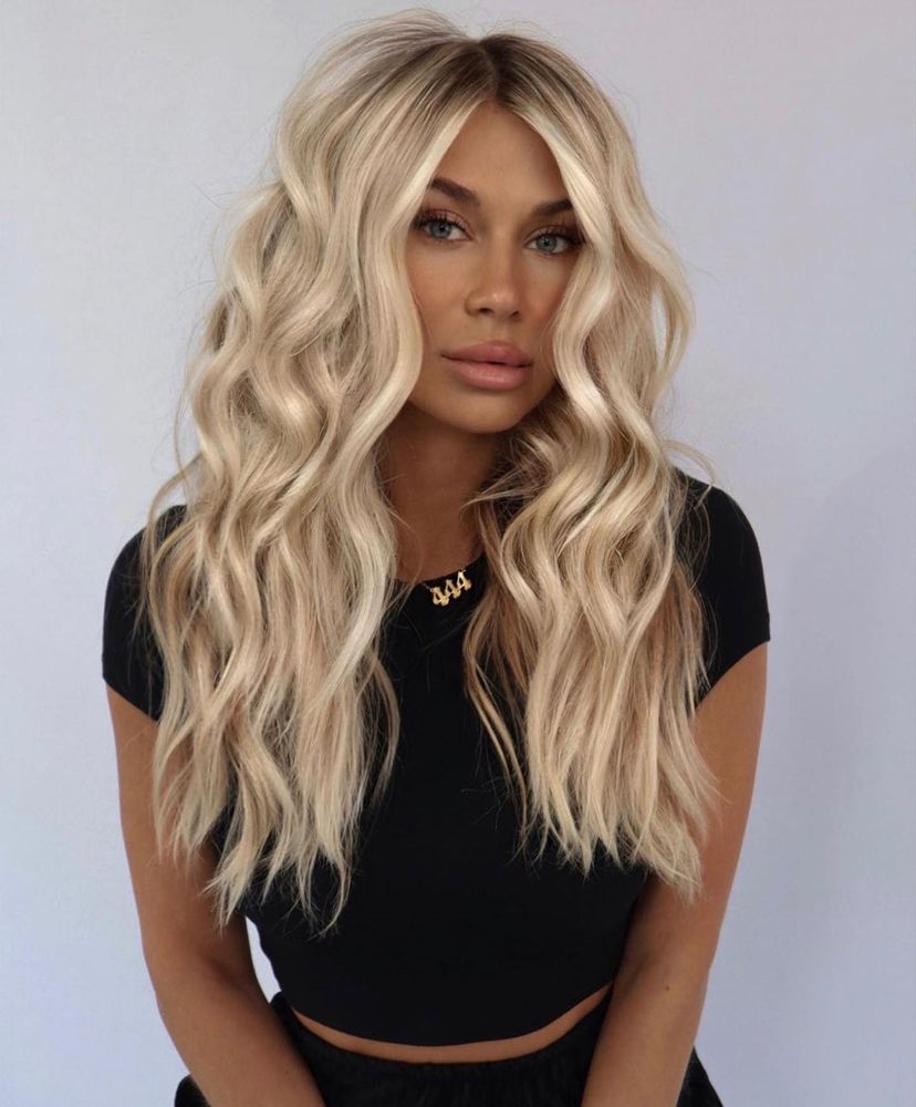 2025-hair-trends-3 Beautiful woman with gorgeous textured waves on long blonde hair.