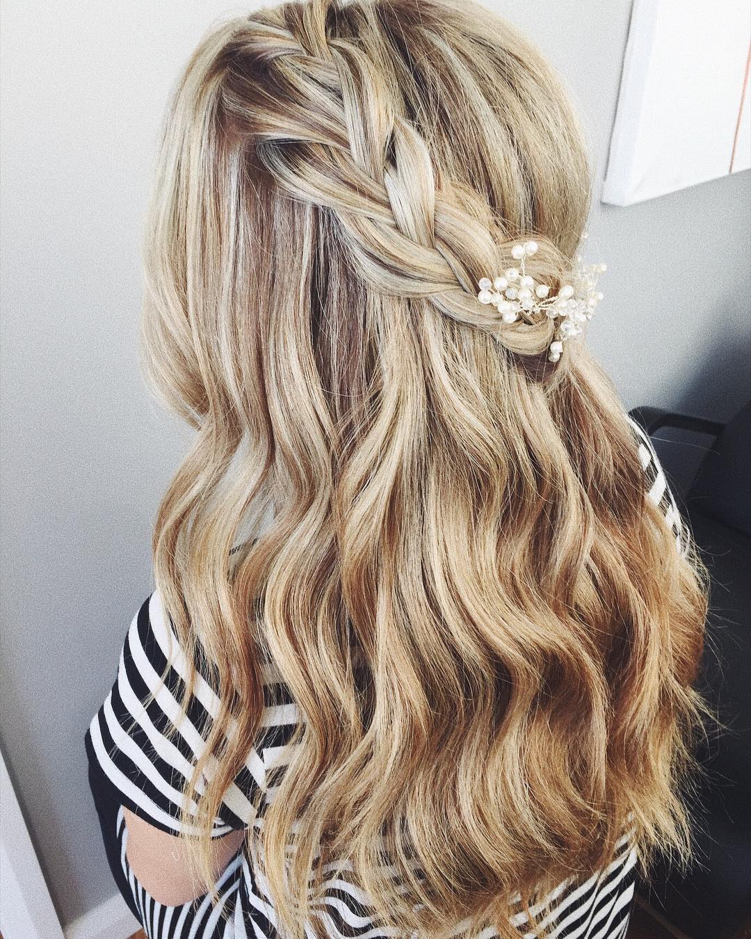 21-side-braid Loose curls with a simple side braid accent.