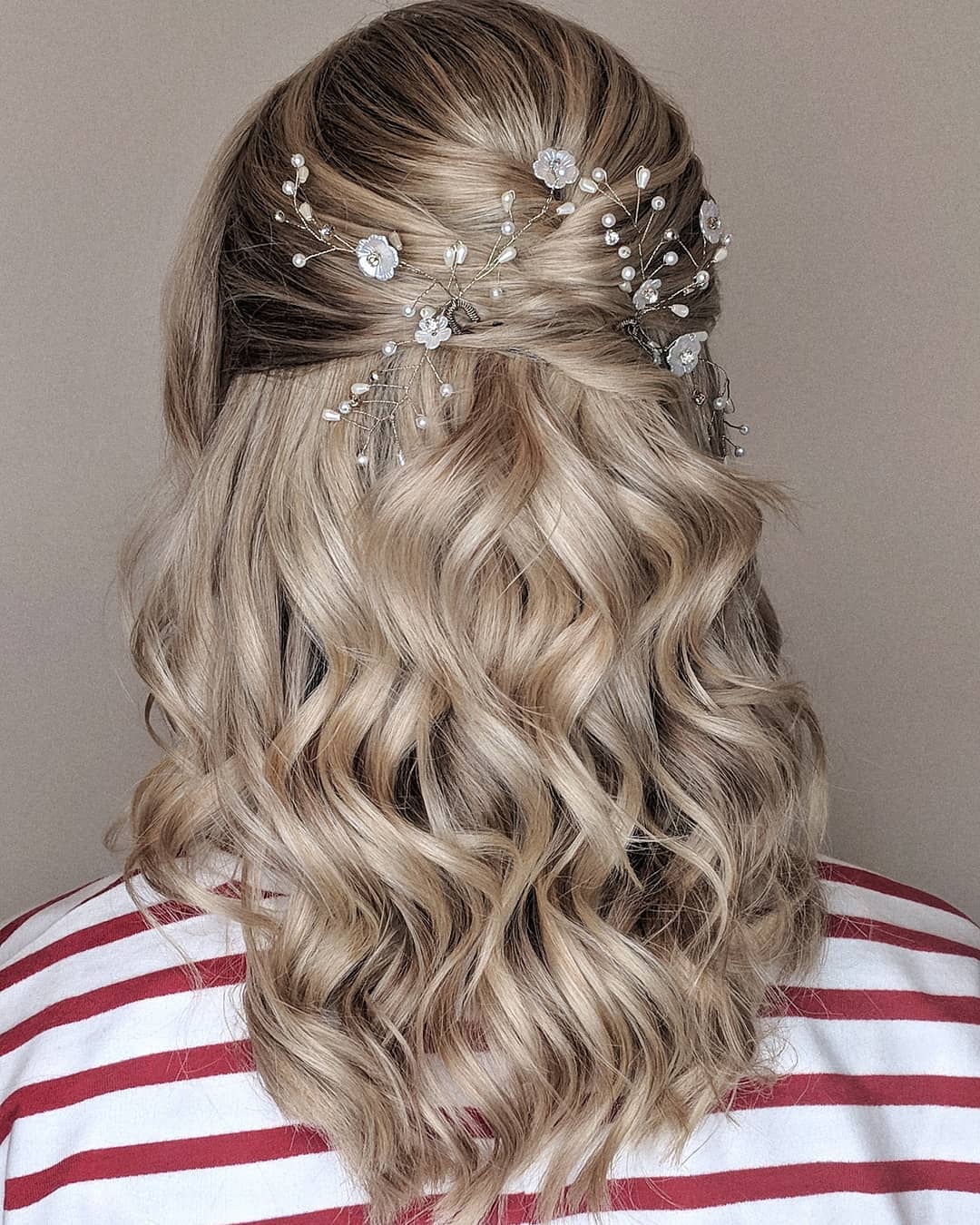 28-simple-curls Short hair styled in simple, loose curls.