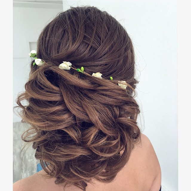 38-voluminous-curls Short hair styled with big, voluminous curls.