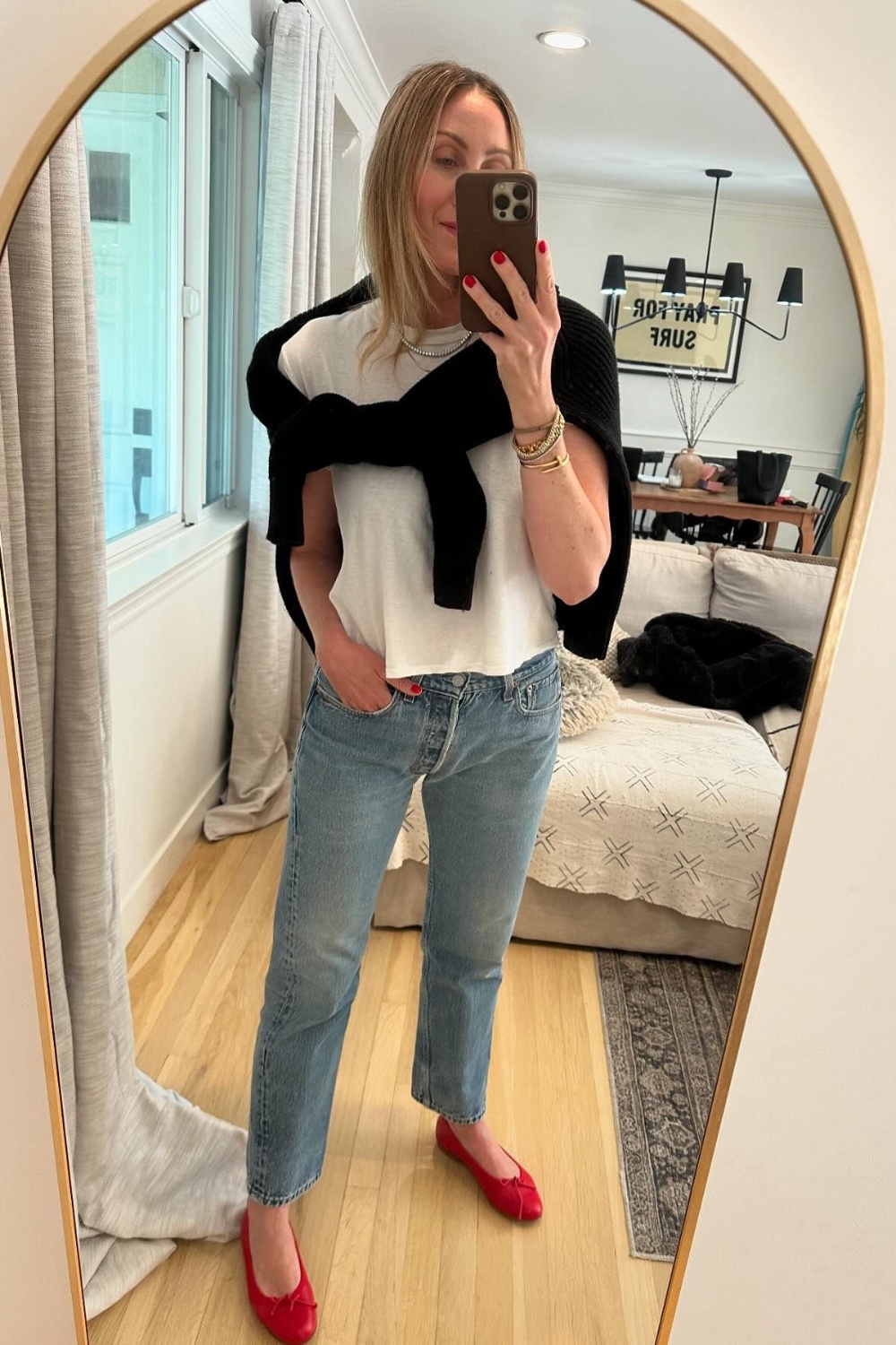 ballet-flats-outfits-18 Cropped Tee and Jeans