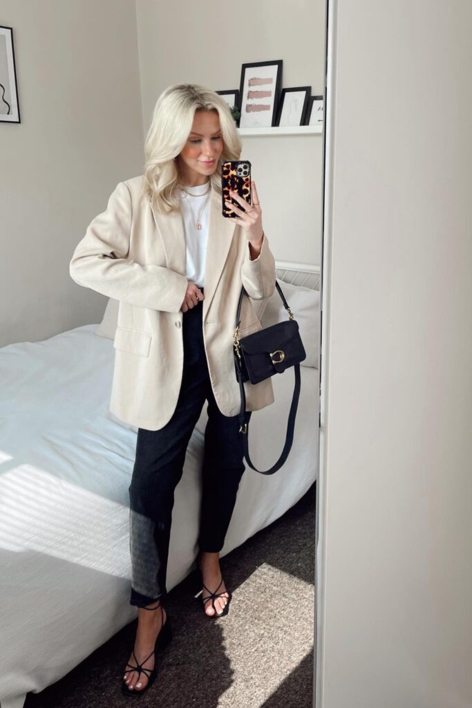 beige-blazer-outfits-19-683x1024-1 Beige Blazer with Skinny Jeans and Sandals