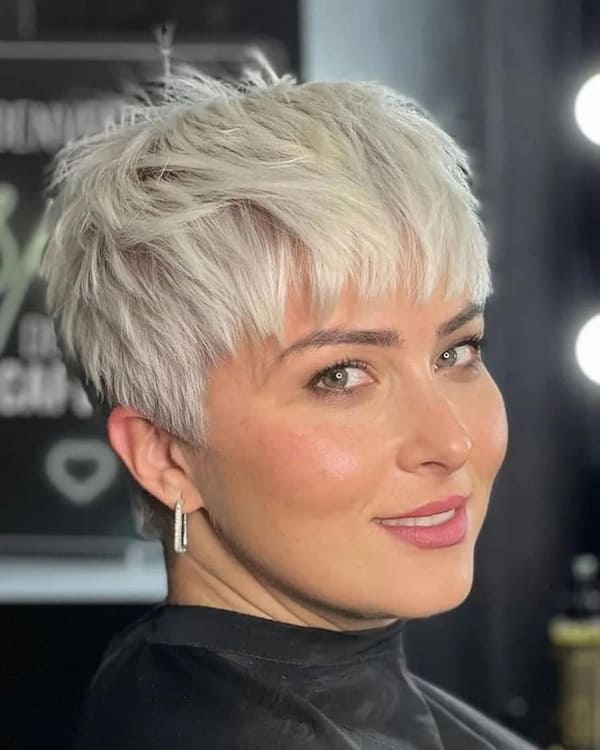 blonde-pixie-bob-haircut-with-loosen-fringe Blonde Pixie Bob Haircut with Loosen Fringe
