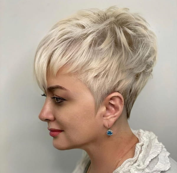 blonde-symmetrical-pixie-bob-haircut Blonde Symmetrical Pixie Bob Haircut