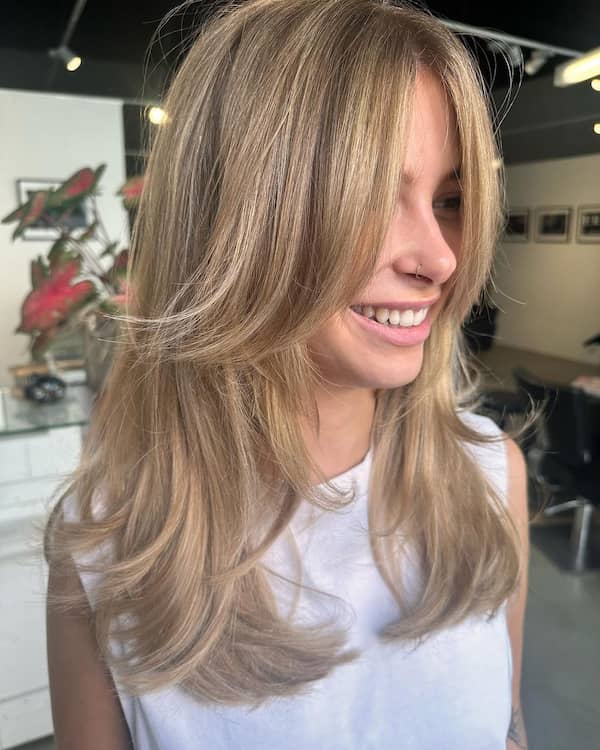 butterfly-haircut-with-curtain-bangs Butterfly Haircut with Curtain Bangs