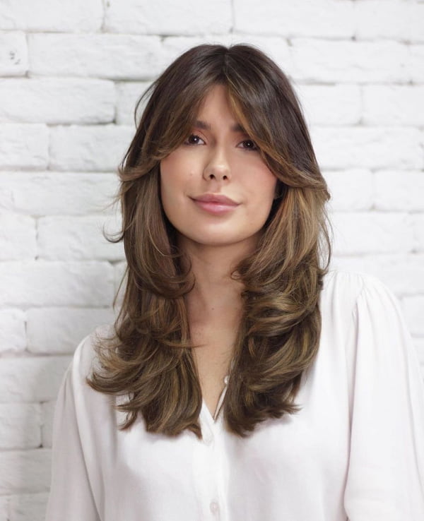 chic-butterfly-haircut-with-curtain-bangs Chic Butterfly Haircut with Curtain Bangs