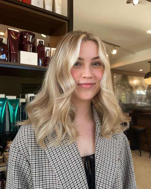 classic-blonde-wavy-haircut Classic Blonde Wavy Haircut