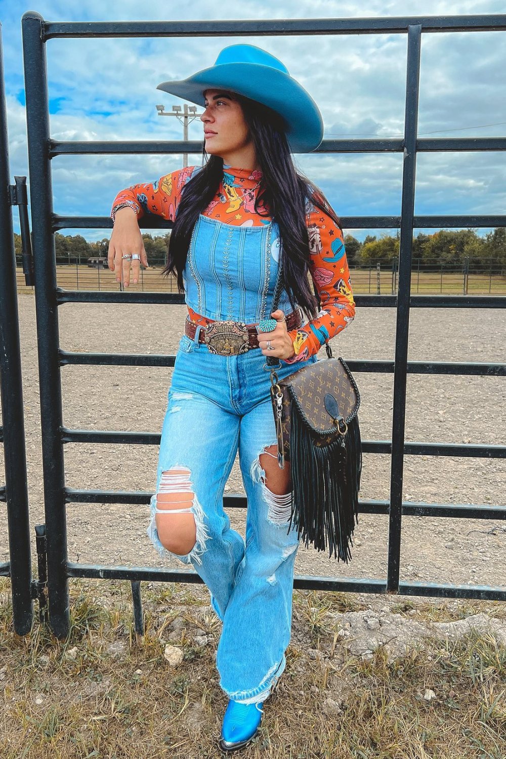 cowgirl-outfits-14 Orange Top & Distressed Jeans