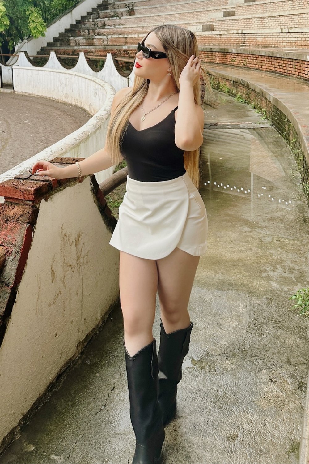 cowgirl-outfits-5 Black Tank & White Mini Skirt