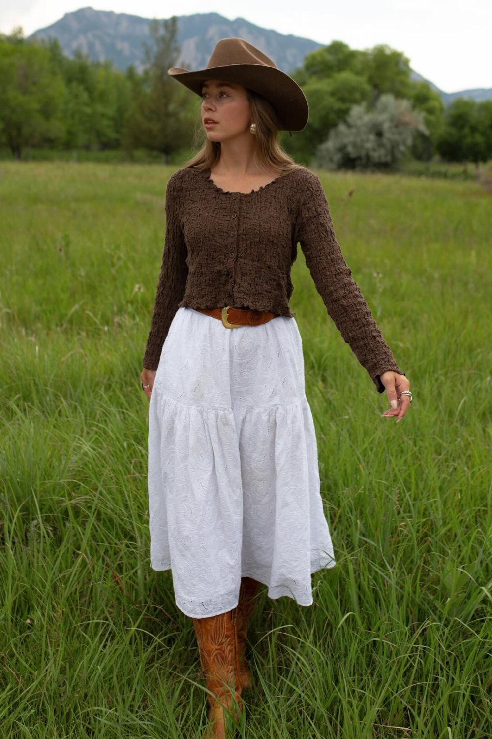 cowgirl-outfits-7 Tiered Maxi Skirt & Brown Cowboy Hat