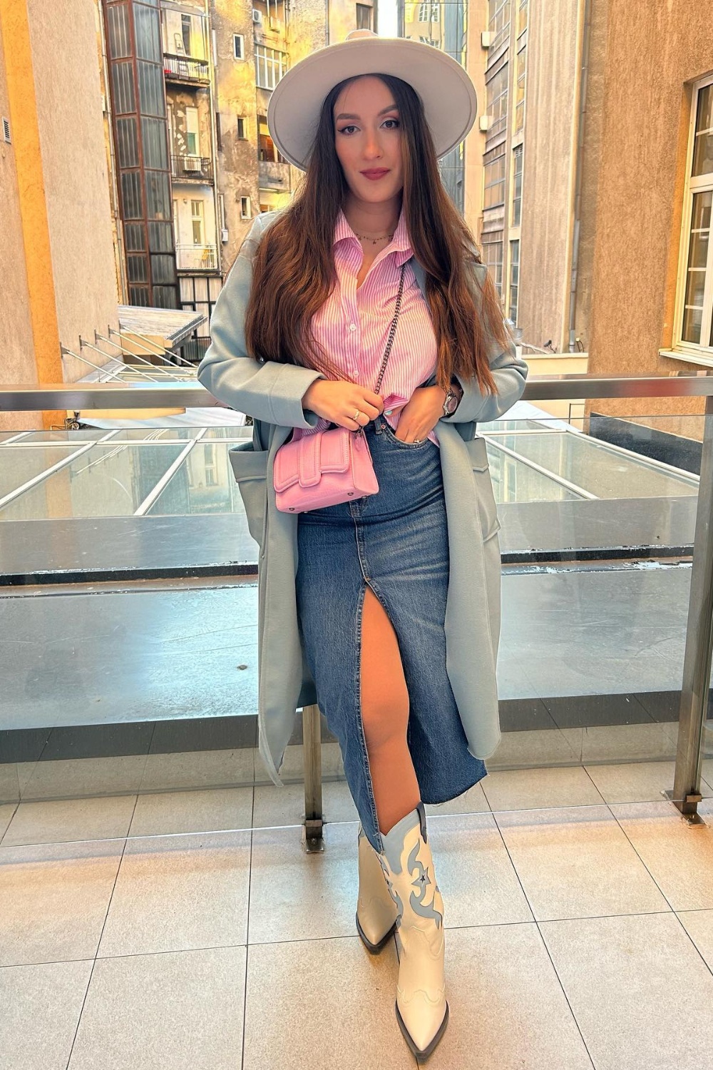 denim-skirt-outfits-13 Western-Inspired Ensemble