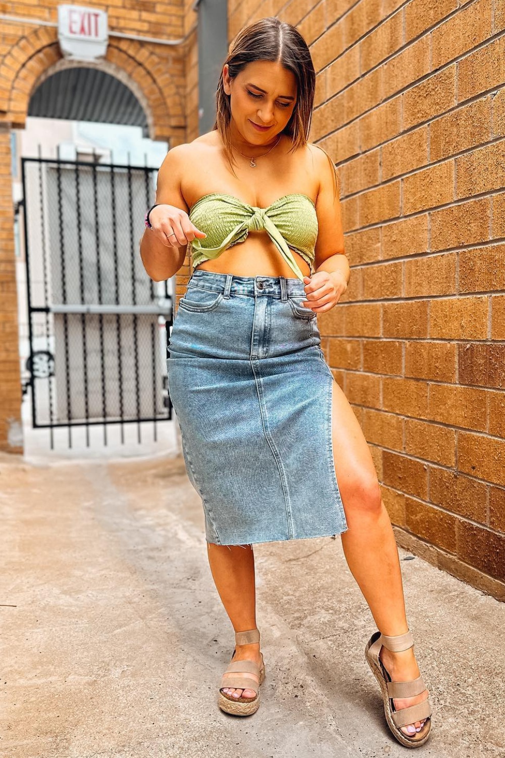 denim-skirt-outfits-2 Strapless Crop Top and Midi Skirt