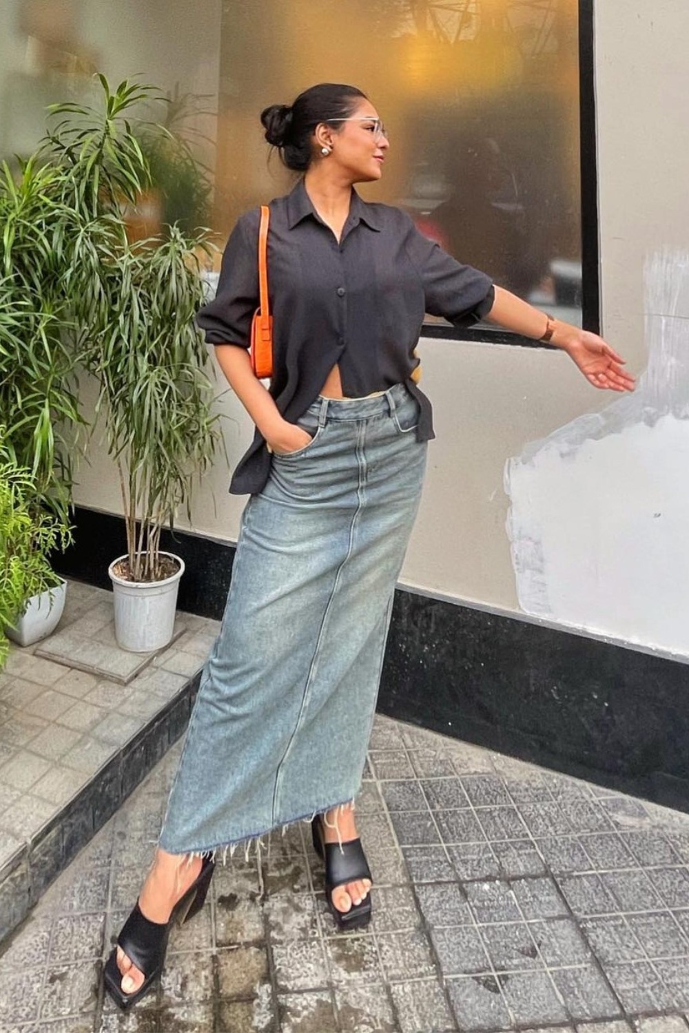 denim-skirt-outfits-9 Dark and Light Contrast