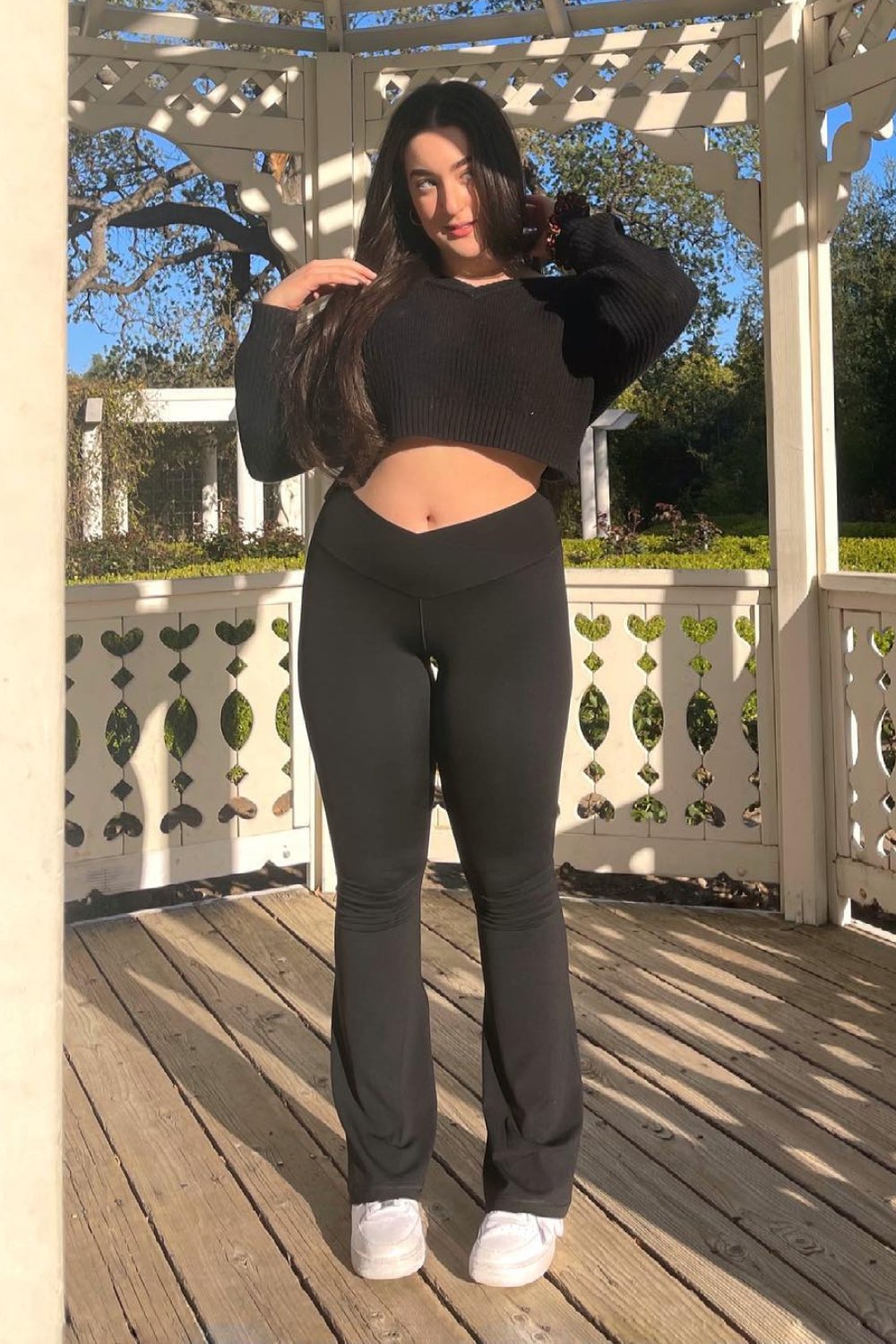 flare-leggings-outfits-8 Casual Cool: Cropped Sweater and Sneakers