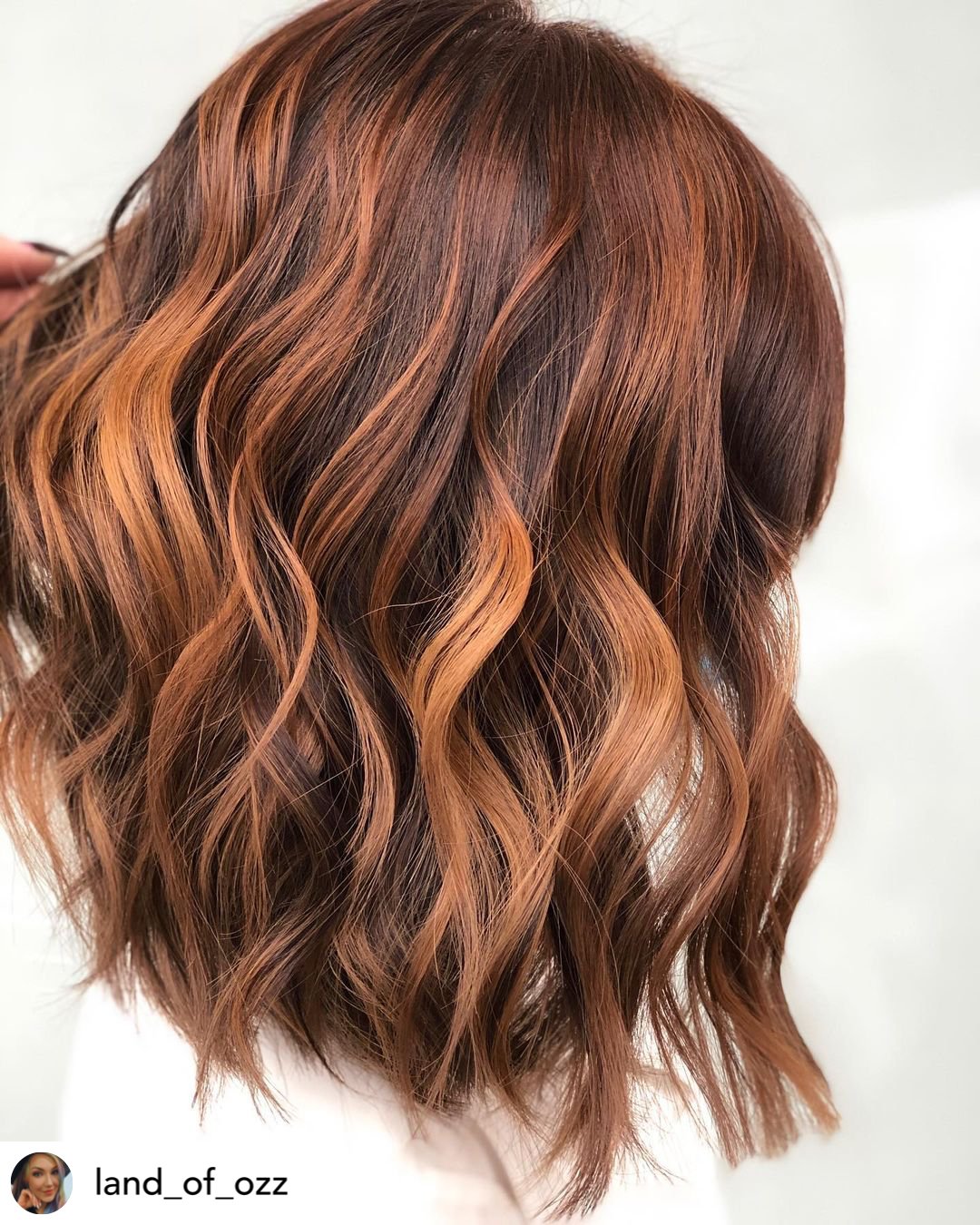 hair-color-ideas-for-brown-hair-4 Cinnamon nutmeg hair color on mid-length wavy lob.