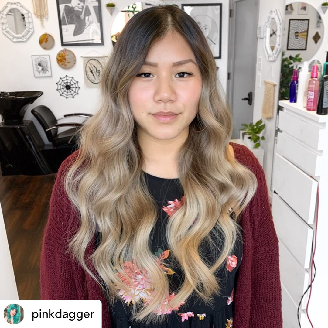 hair-color-ideas-for-brown-hair-6 Beautiful blonde color melt on long wavy hair.