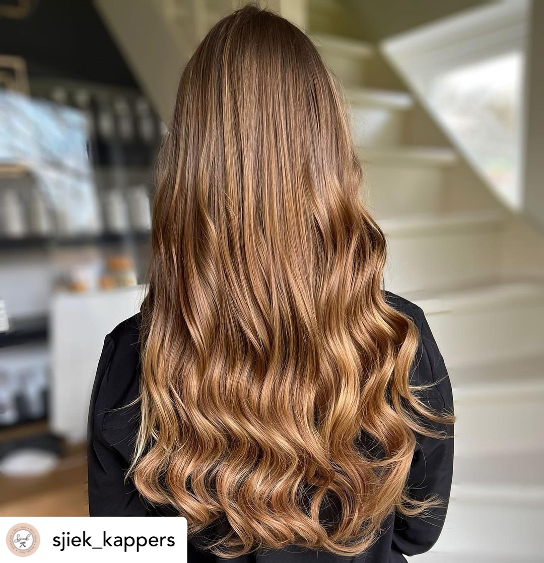hair-color-ideas-for-brown-hair-9 Beautiful golden brown hair color on long wavy hair.