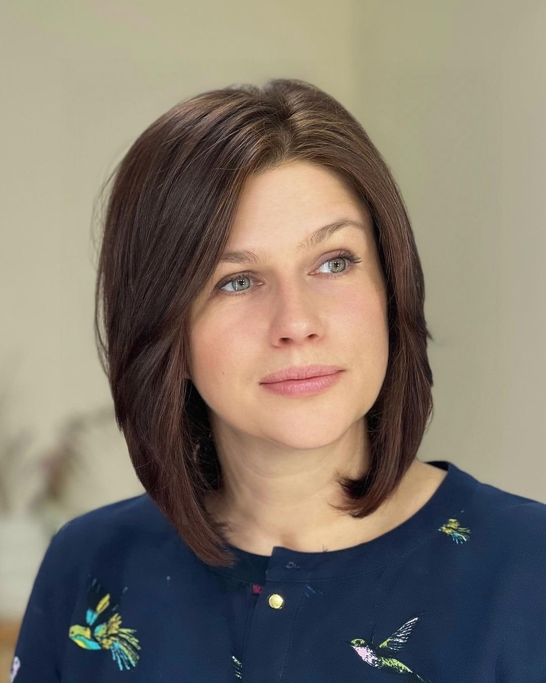 Woman with a gorgeous layered bob haircut.