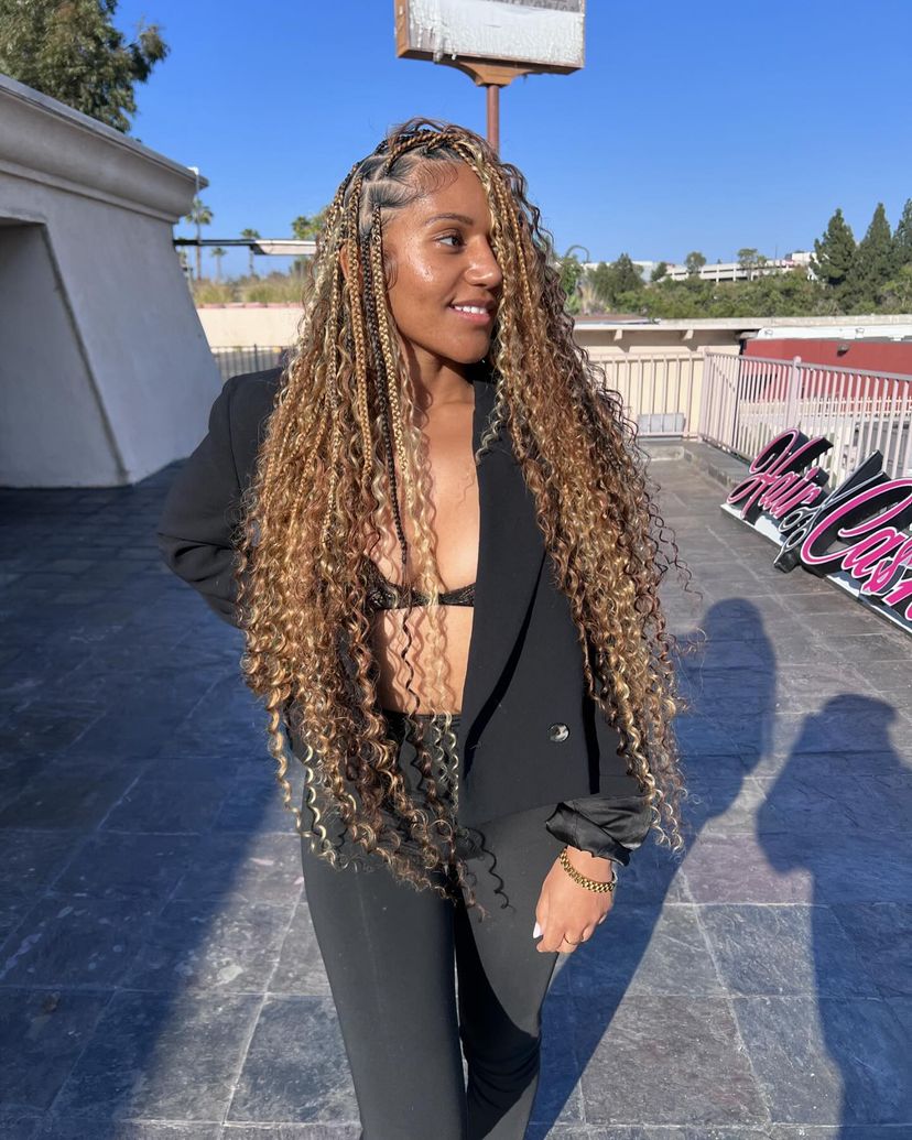 Woman with gorgeous twistouts and braids on naturally curly hair. Find out what hairstyles are best for every hair type.