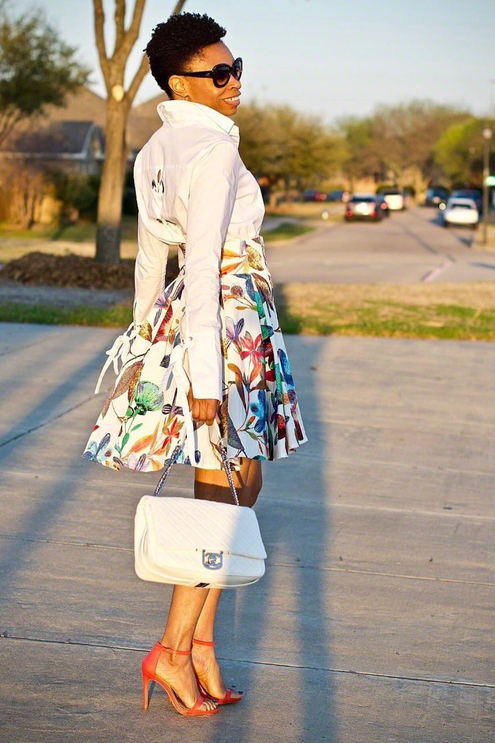 how-to-wear-a-white-button-down-shirt-11 Floral Print Midi Skirt and Heels