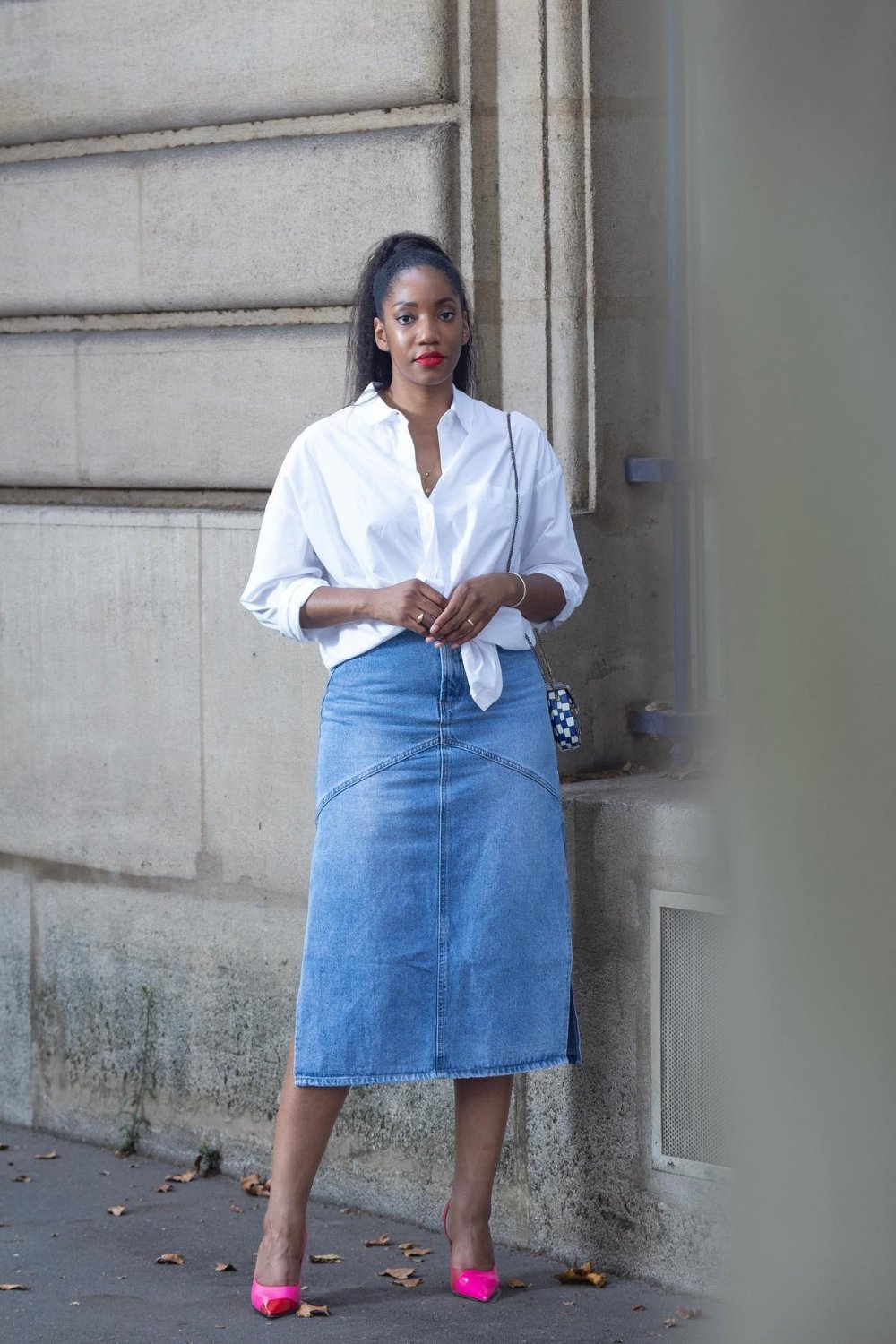 how-to-wear-a-white-button-down-shirt-13 Denim Midi Skirt with Pumps