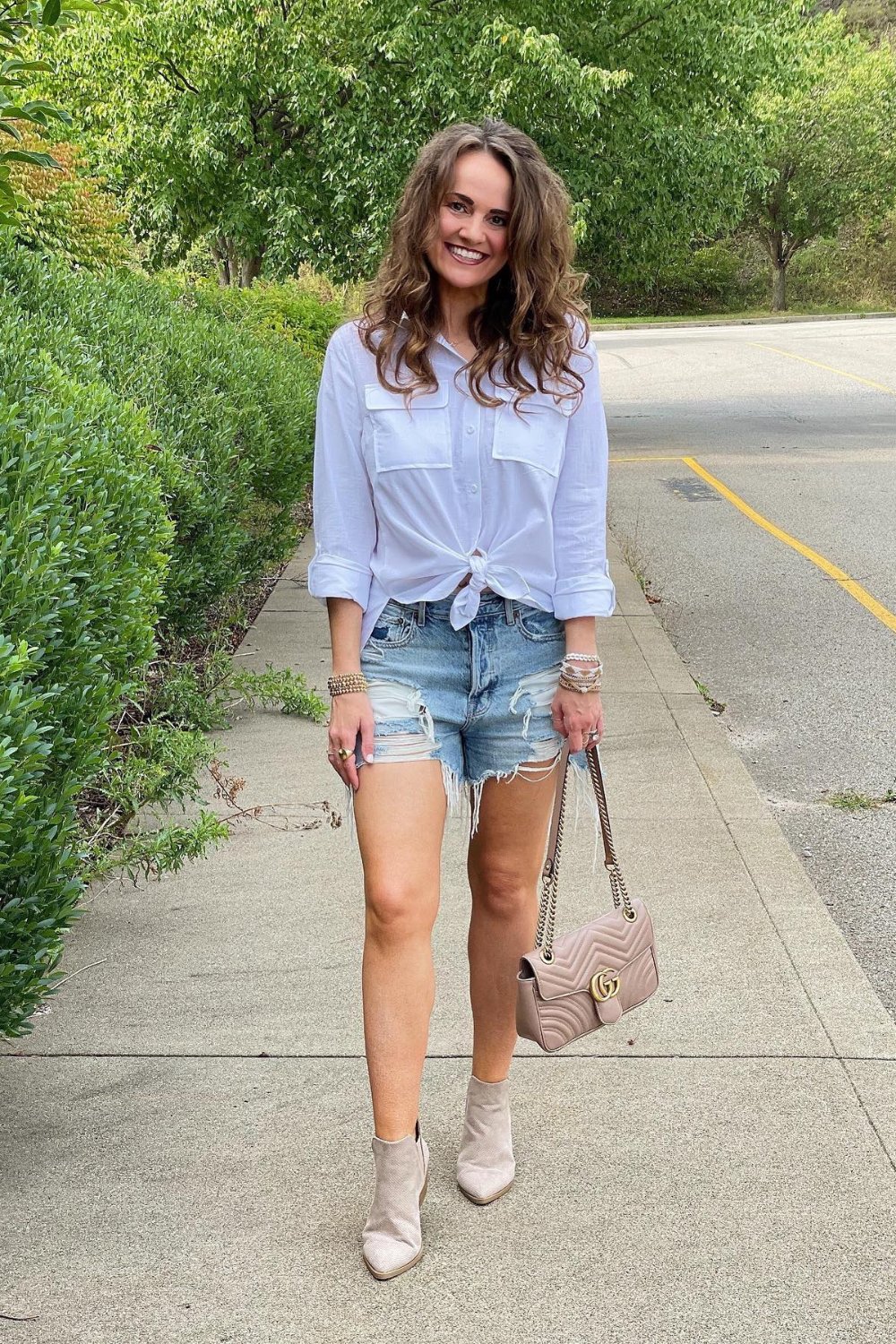 how-to-wear-a-white-button-down-shirt-2 Denim Shorts and Sneakers