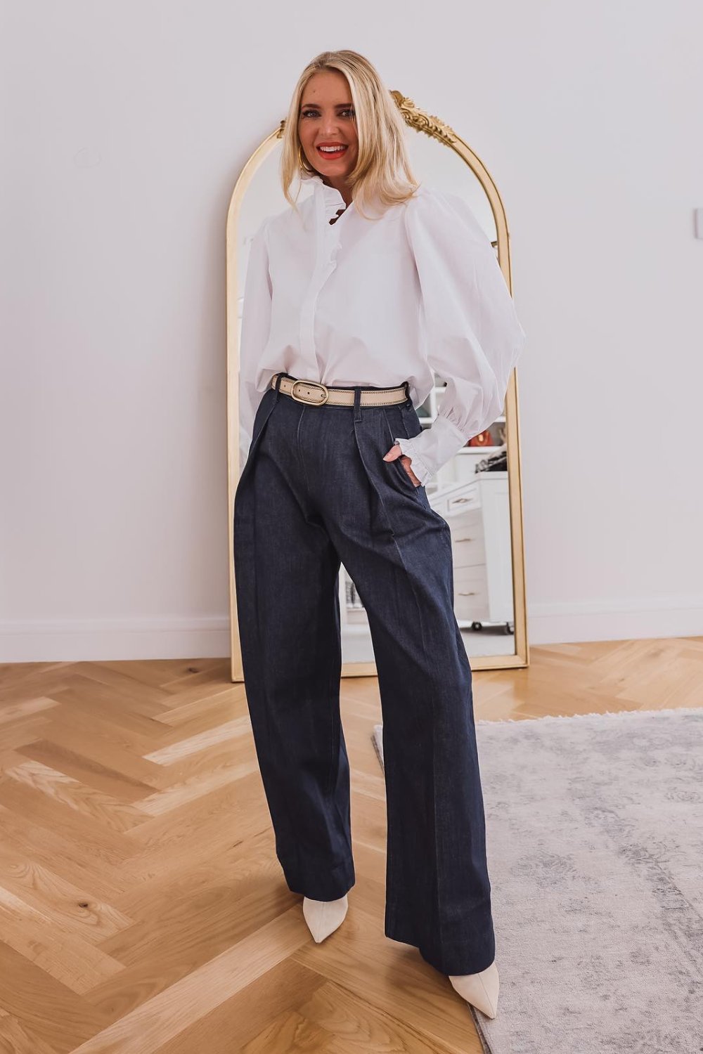 how-to-wear-a-white-button-down-shirt-26 Tailored Dark Trousers with White Heels