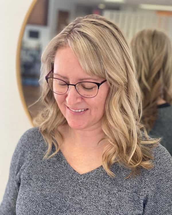 long-hairstyles-for-women-over-50-with-glasses Long Hairstyles for Women Over 50 with Glasses