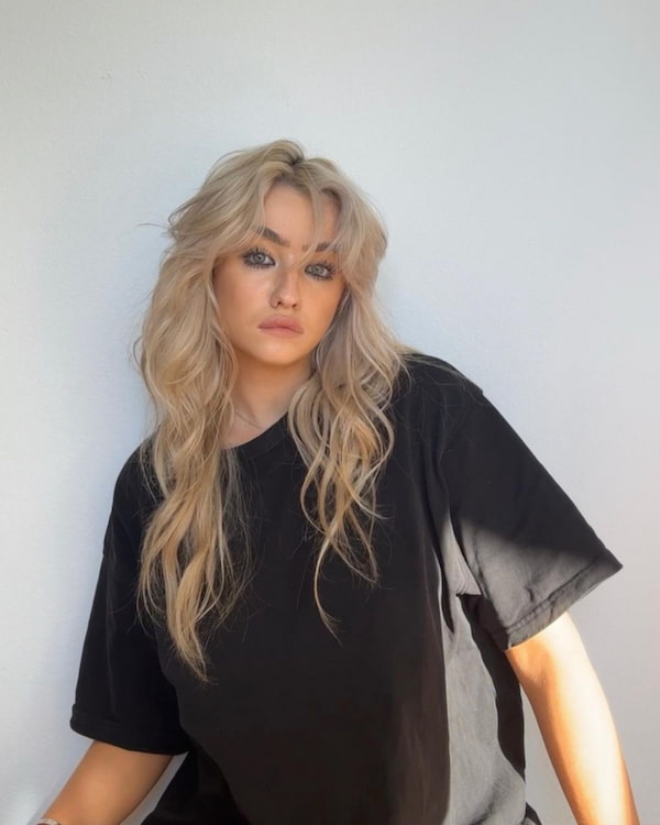 messy-wavy-haircut-with-bangs Messy Wavy Haircut with Bangs