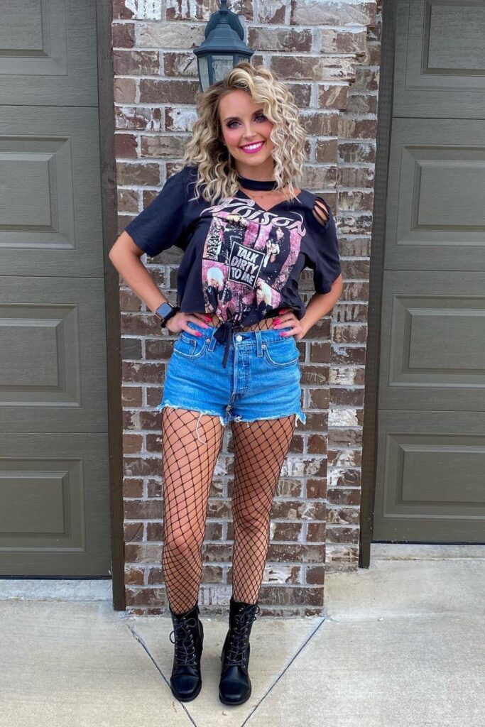 metal-concert-outfit-ideas-7-683x1024-1 Band Tee and Denim Shorts