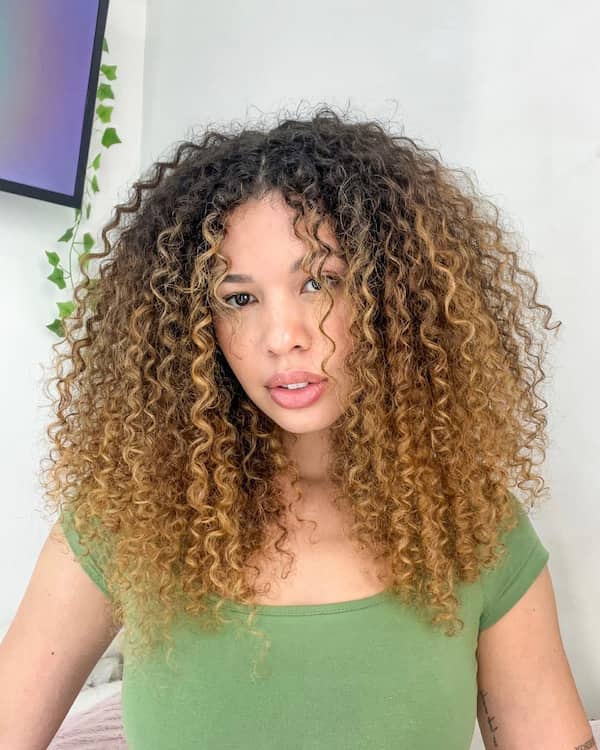 mixed-tone-curly-hair-with-bangs-1 Mixed-tone Curly Hair with Bangs