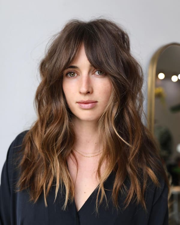 modern-medium-length-haircut-with-layers-and-curtain-bangs Modern Medium-Length Haircut with Layers and Curtain Bangs