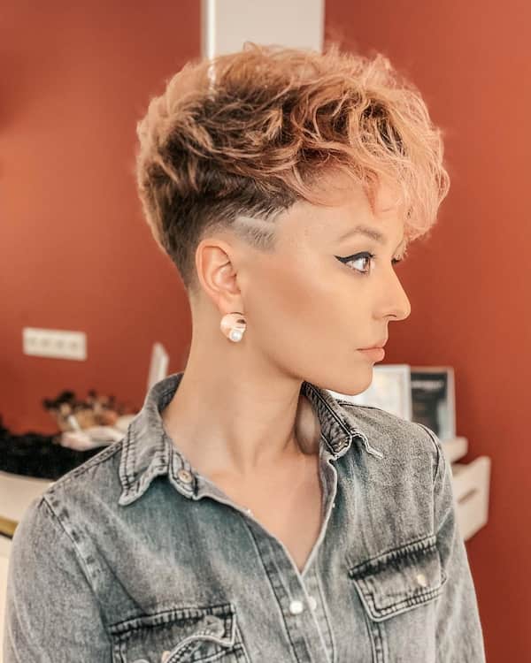 Pixie Haircut with Highlighted Curls 