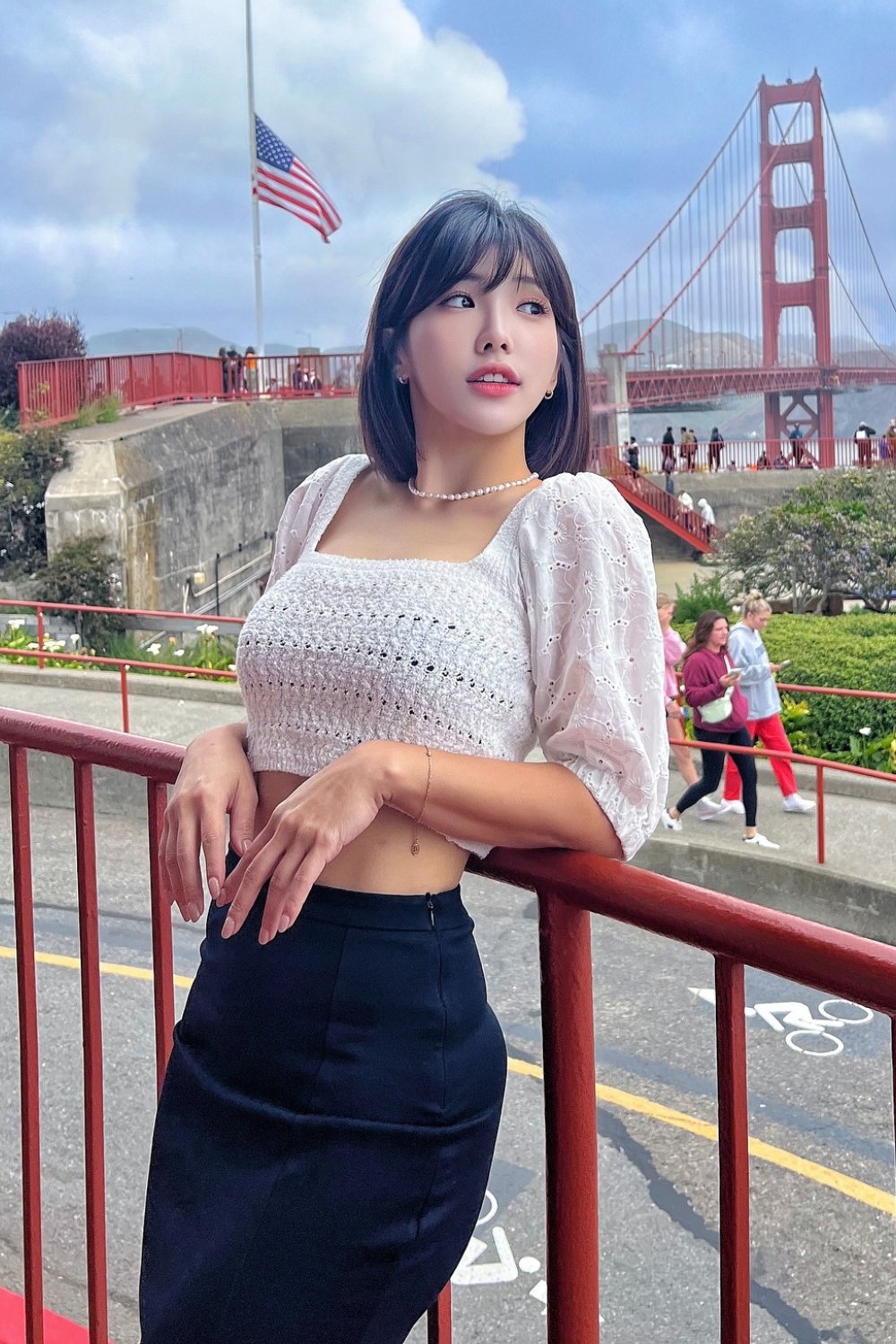 san-fransisco-outfits-17 Eyelet Top and High-Waisted Skirt