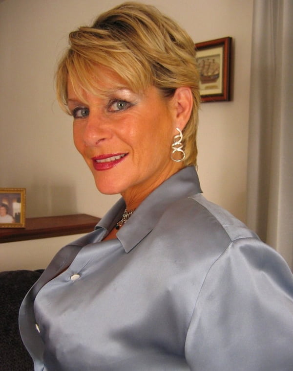 Short Haircut with Overlapping Layers and Bangs