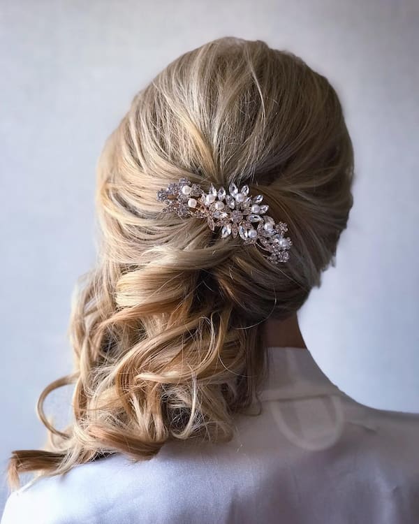 side-swept-wavy-hair-with-hair-pearls Side Swept Wavy Hair with Hair Pearls