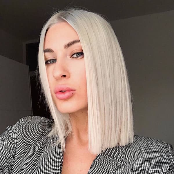 Sleek Blonde Shoulder-Length Lob