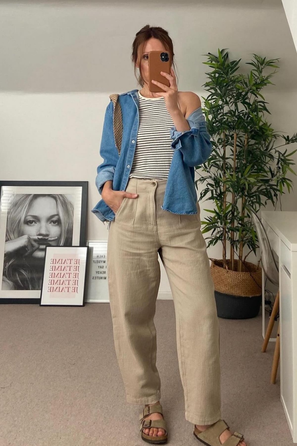spring-outfits-13 Layered Denim and Beige for a Relaxed Vibe