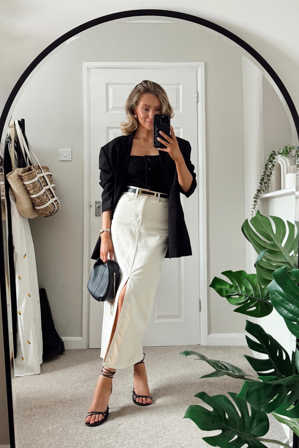 spring-outfits-16 Sleek Black and White Contrast