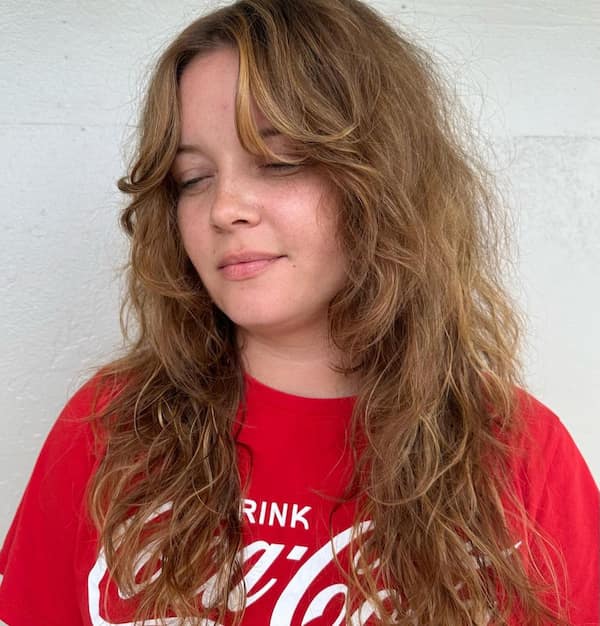 sun-kissed-balayage-wolf-cut-with-curtain-bangs Sun-kissed Balayage Wolf Cut with Curtain Bangs