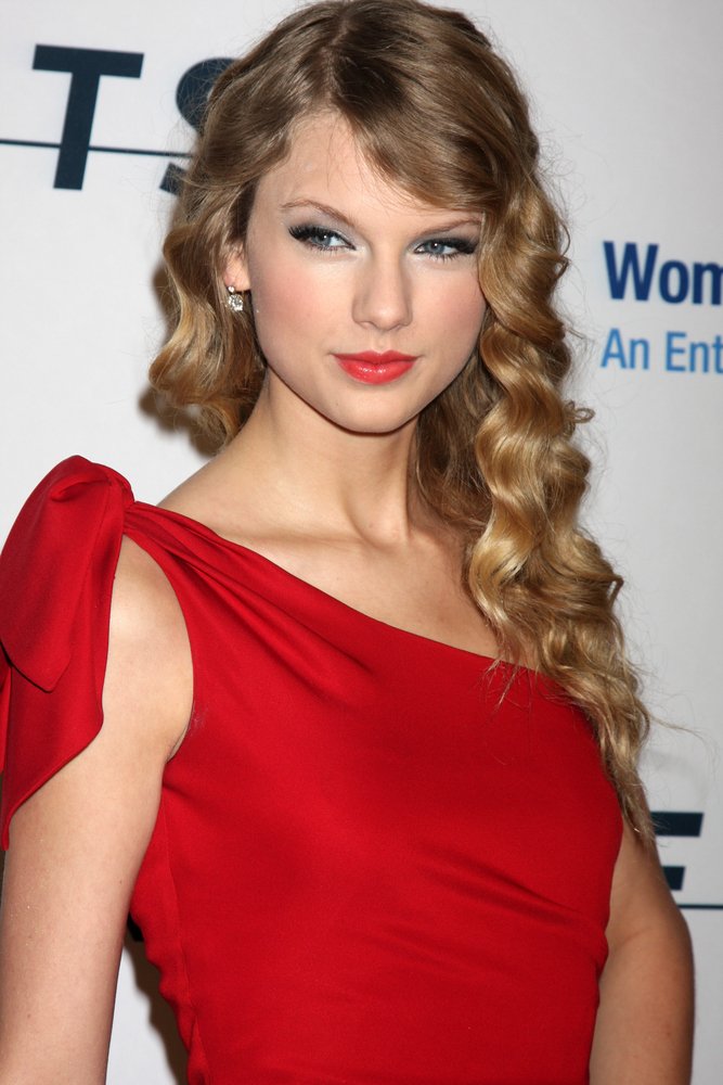 taylor-swift-hairstyles-3 Taylor Swift arriving at "An Unforgettable Evening" benefiting EIF's Women's Cancer Research Fund 2010 - Beverly Wilshire Hotel - Beverly Hills, CA - January 27, 2010 - ©2010 Kathy Hutchins / Hutchins Photo