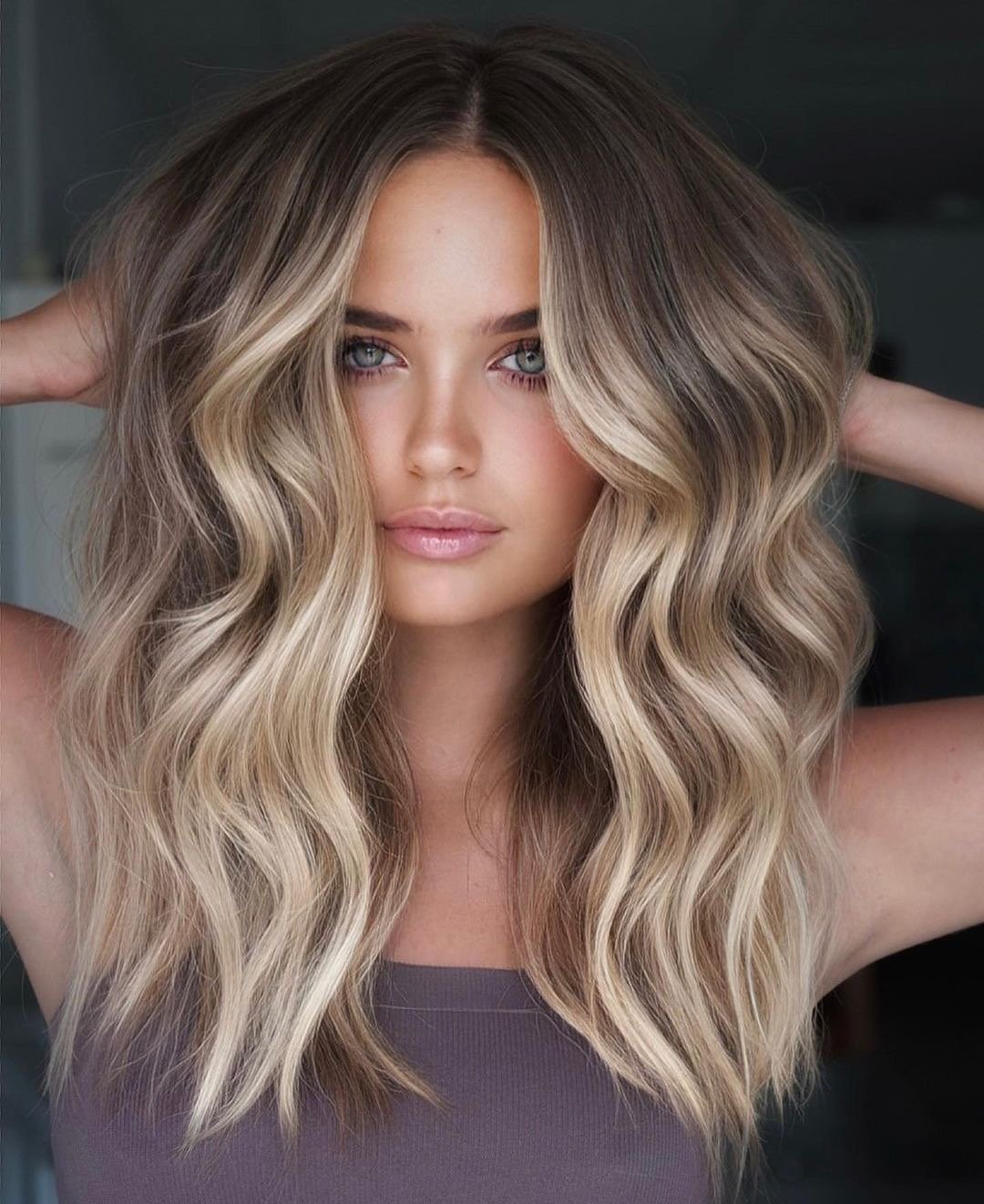 Gorgeous money piece on on mid-length wavy hair.