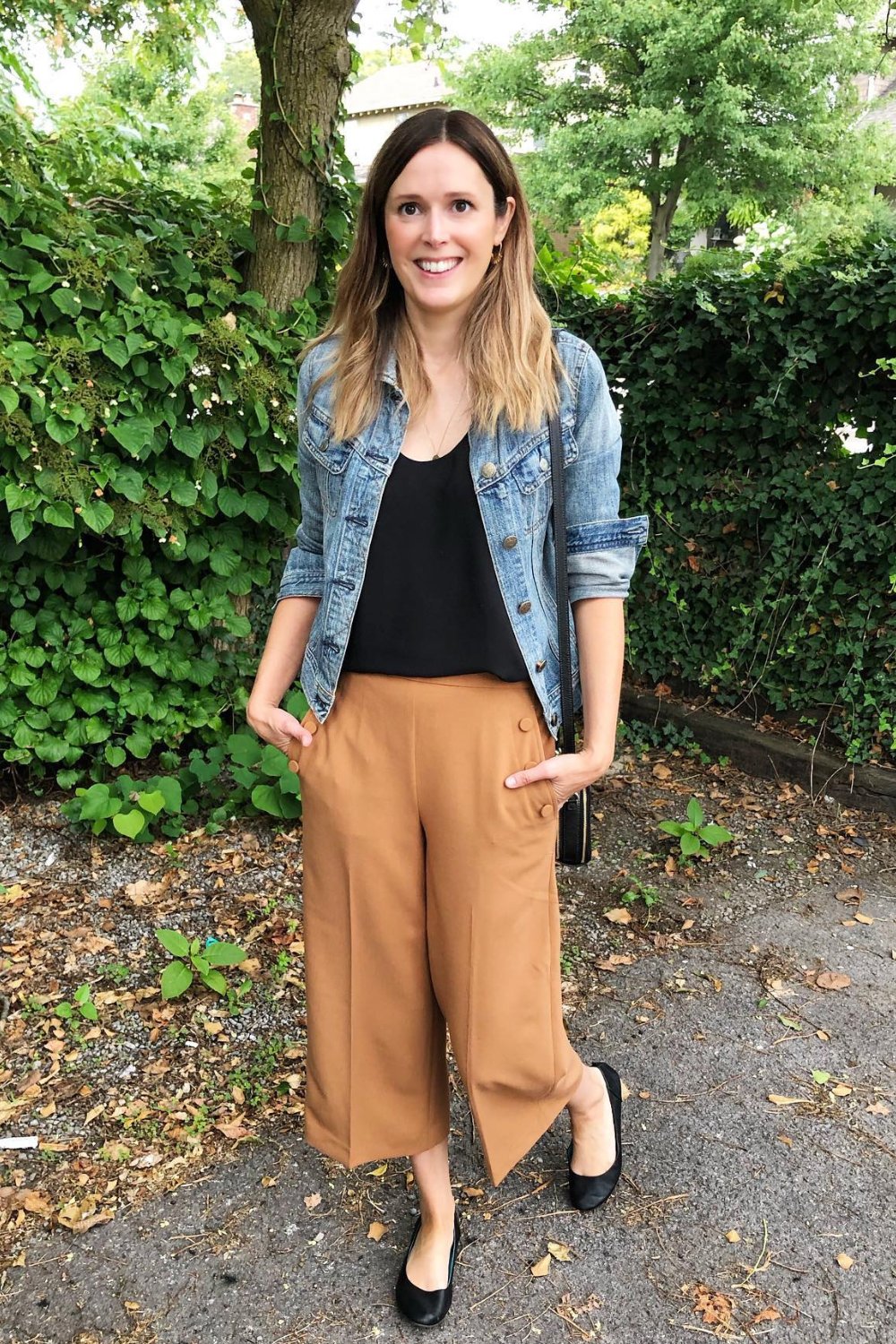 wide-leg-pants-outfits-10 Black Tank Top, Camel Wide-Leg Culottes, Light Wash Denim Jacket