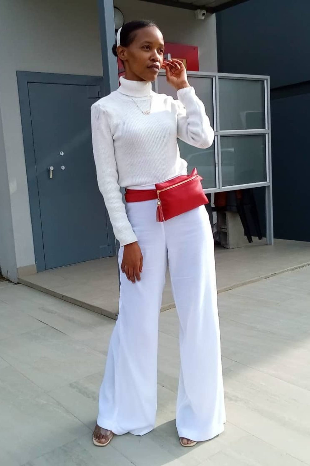 wide-leg-pants-outfits-12 White Ribbed Turtleneck Sweater, White Wide-Leg Pants