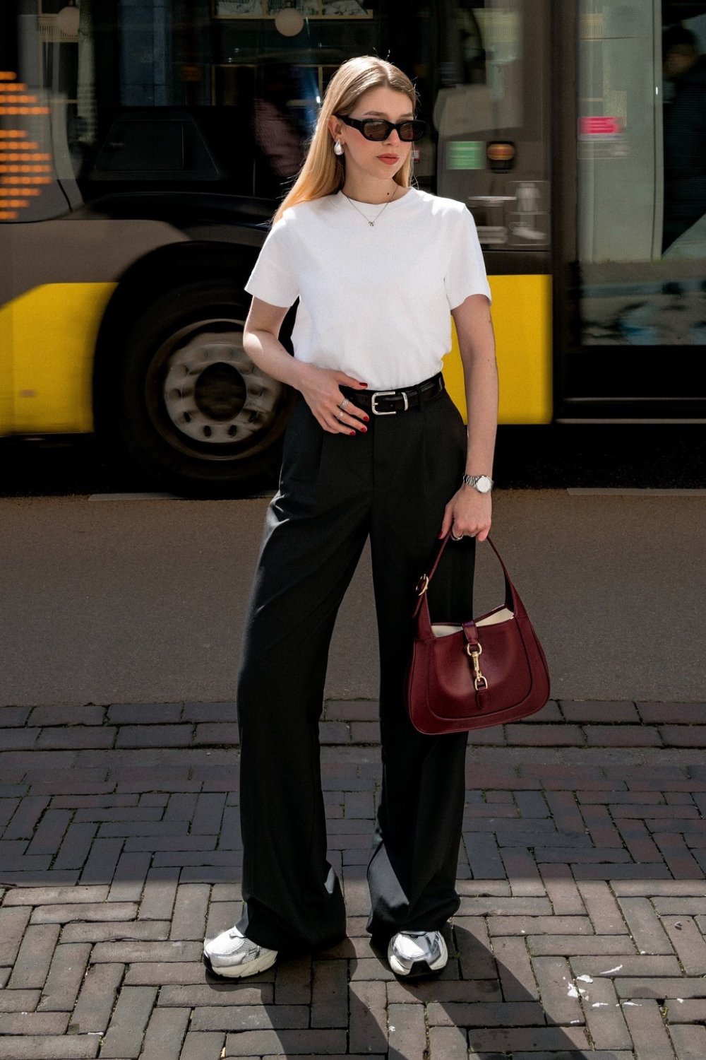 wide-leg-pants-outfits-17 White Crew Neck T-Shirt & Black Wide-Leg Trousers