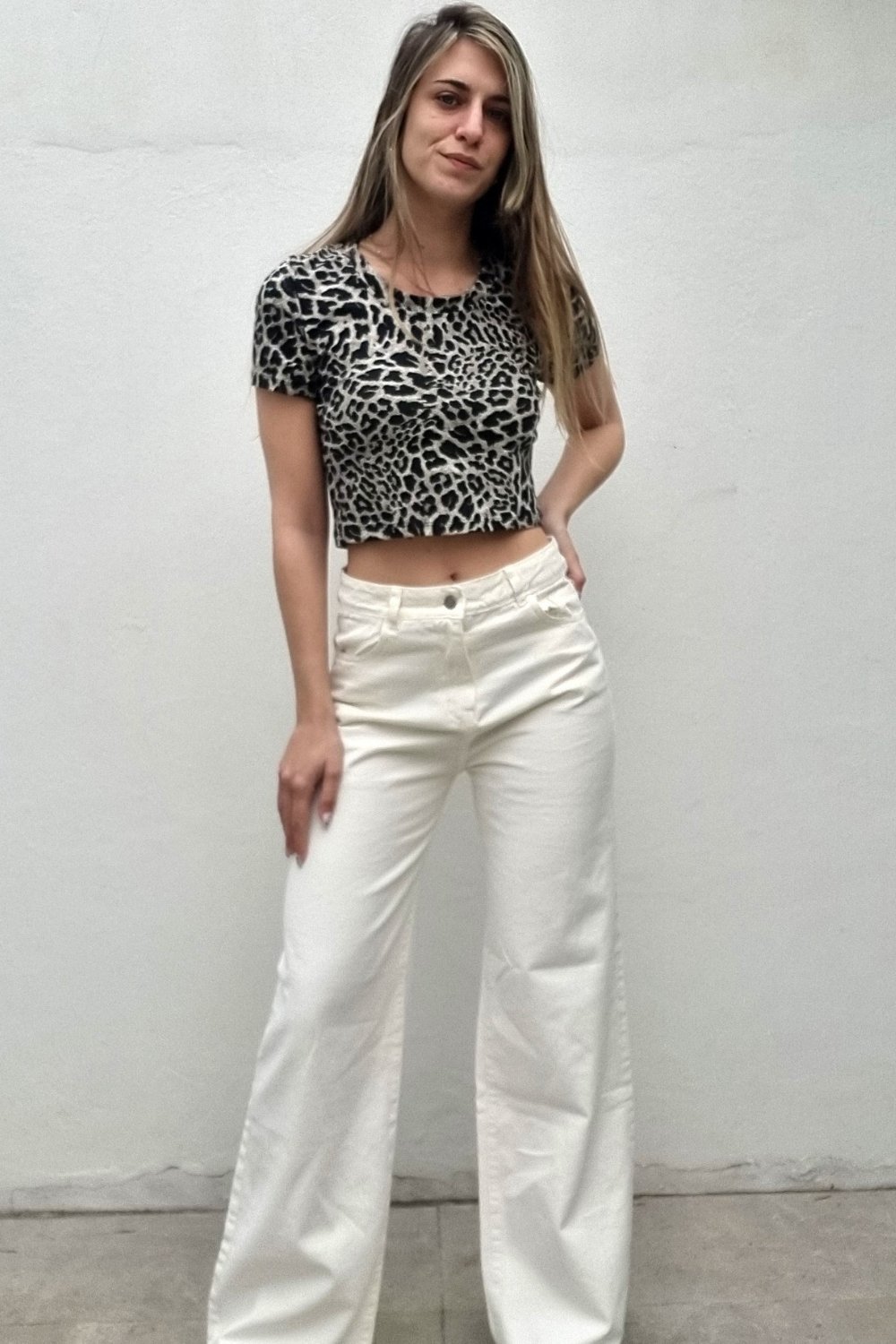 wide-leg-pants-outfits-19 Leopard Print Crop Top & White Wide-Leg Jeans