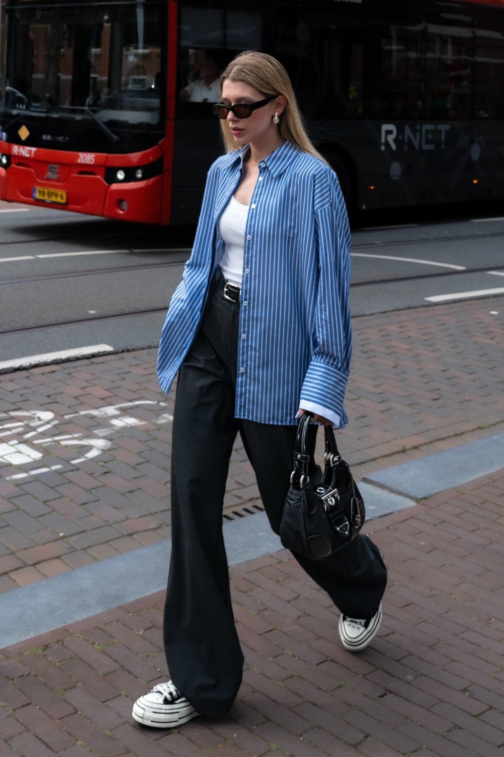 wide-leg-pants-outfits-20 Blue Striped Oversized Shirt & Black Wide-Leg Trousers