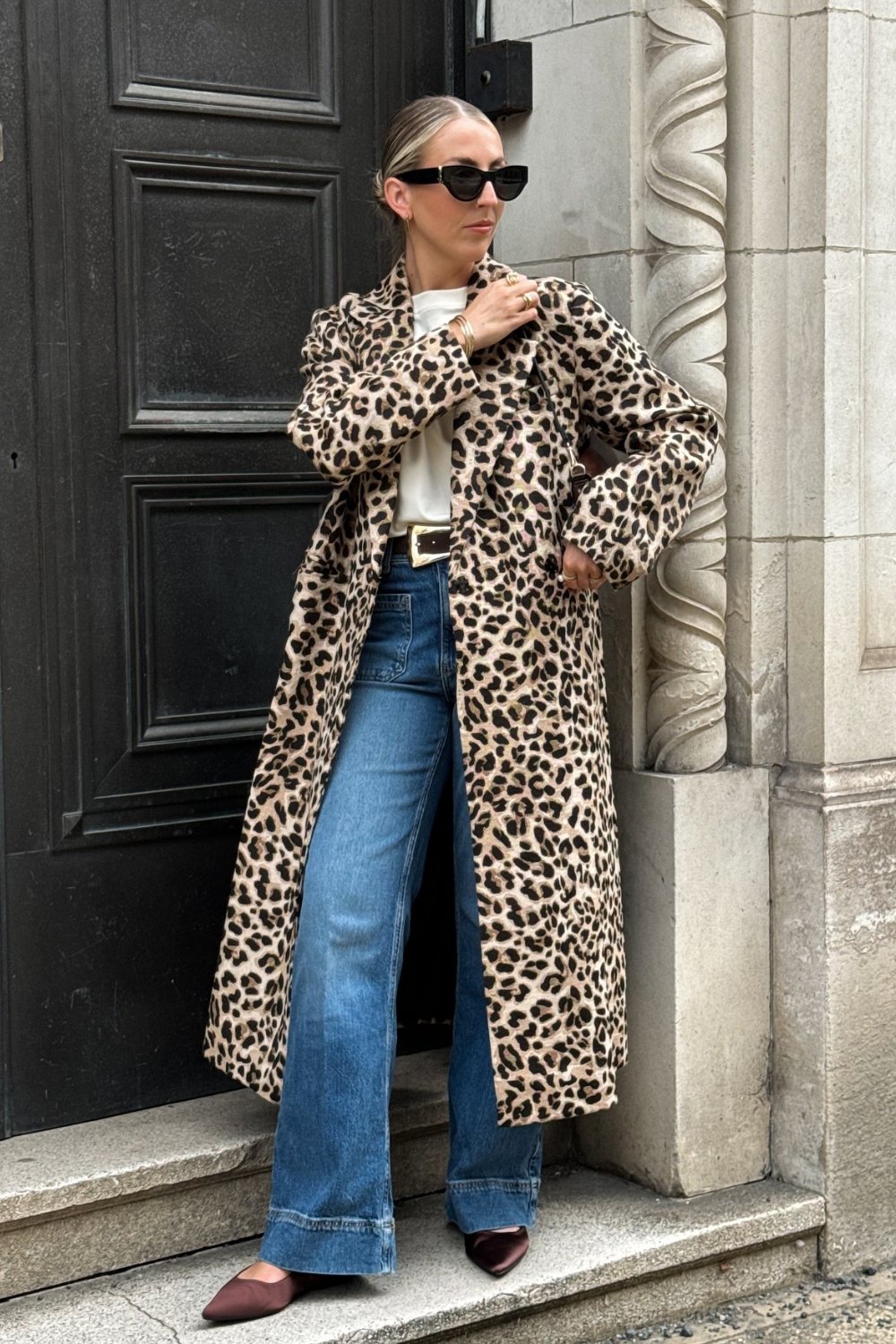wide-leg-pants-outfits-21 Leopard Print Long Coat & Blue Wide-Leg Jeans