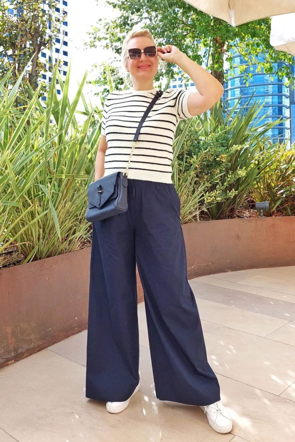 wide-leg-pants-outfits-3 White Striped Short-Sleeve Top, Navy Wide-Leg Pants, White Sneakers